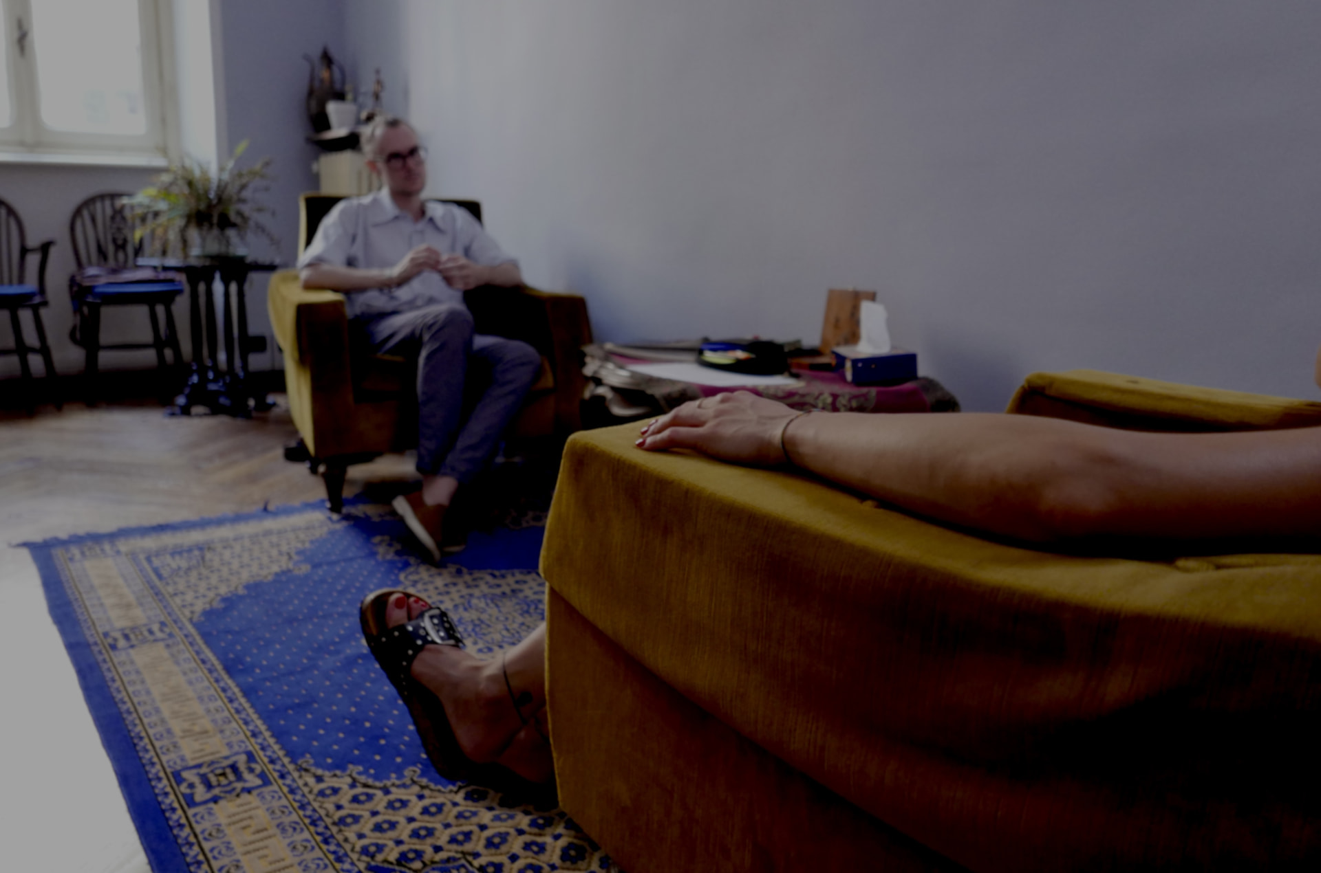 Lo studio di Marcello Paltrinieri, con le poltrone e il tappeto blu